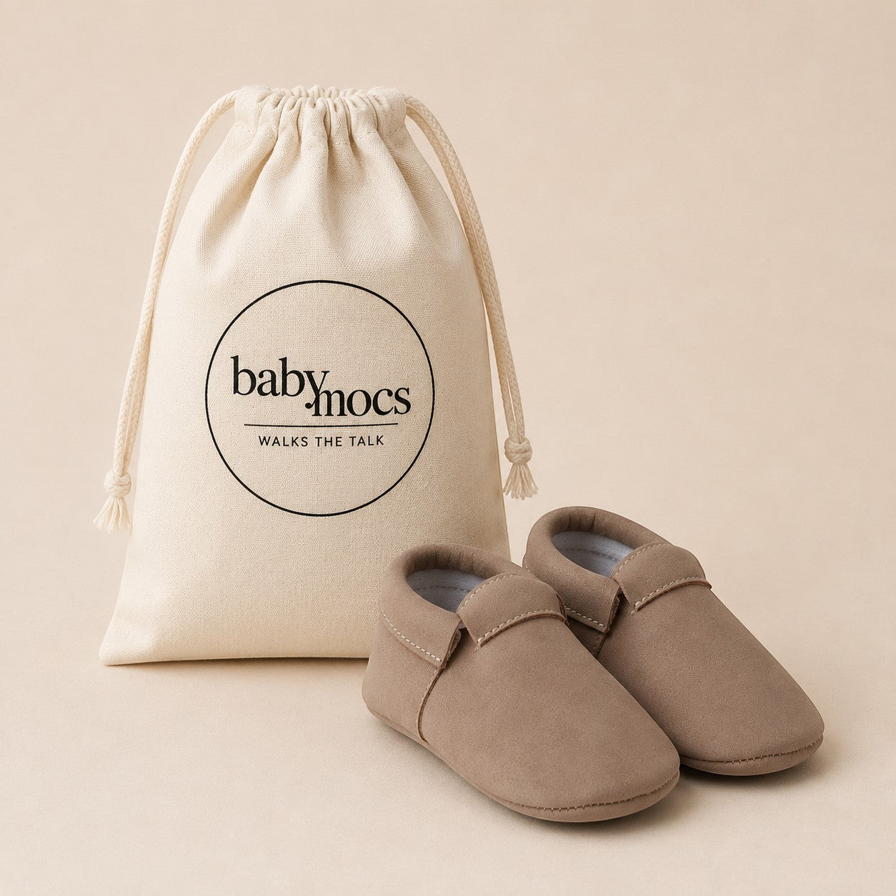 BabyMocs casual mocs i greige med mjuk sula och matchande tygpåse för baby och småbarn