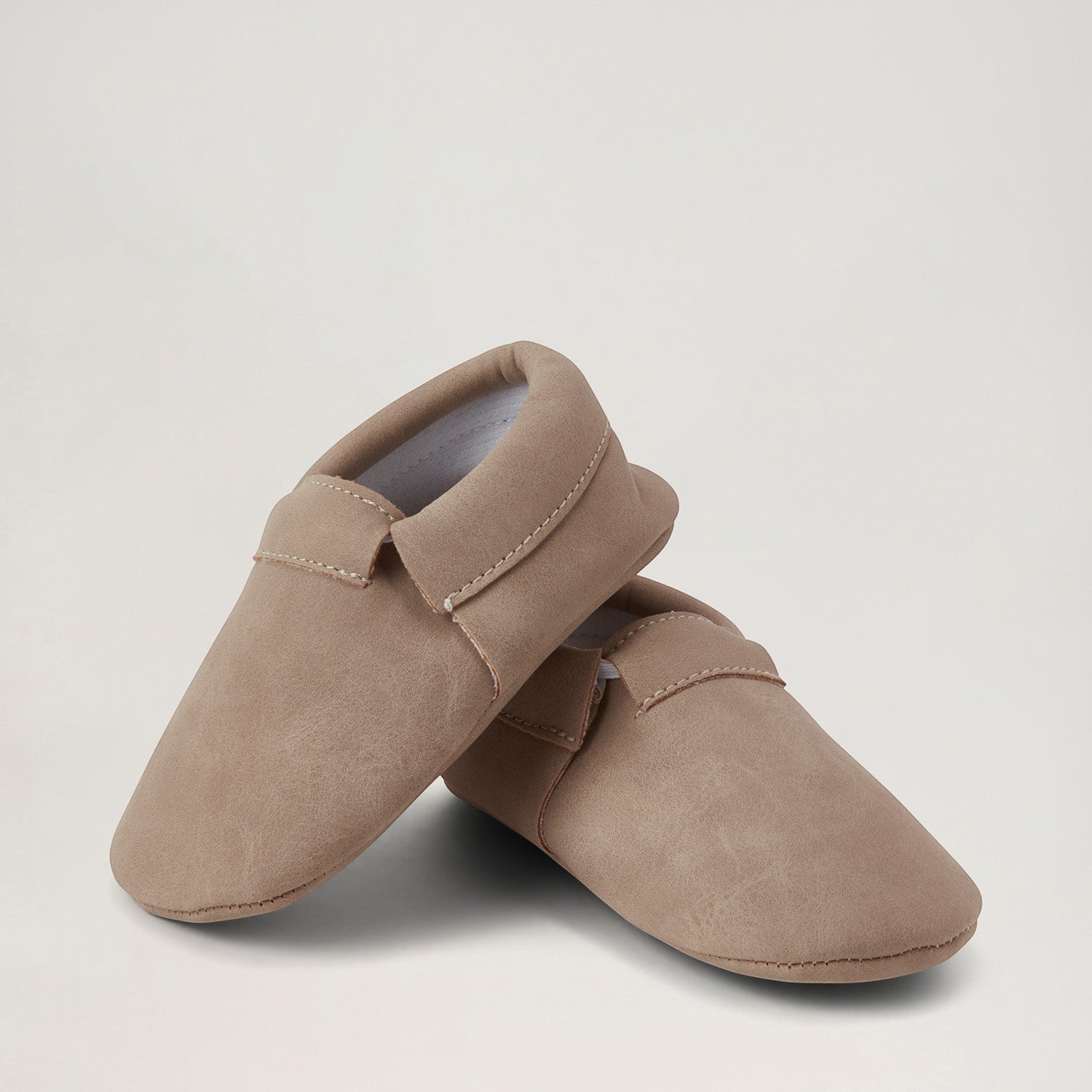 BabyMocs casual mocs för barn i greige mockaimitation med mjuk och flexibel passform för vardagslek.
